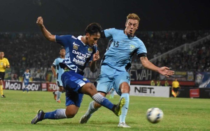 foto-persib-bandung-duel-pemain