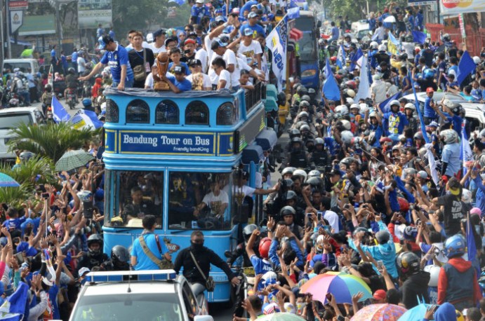 foto-persib-bandung-konvoi-suporter