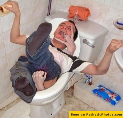 gambar-aneh-ditarik-kedalam-toilet