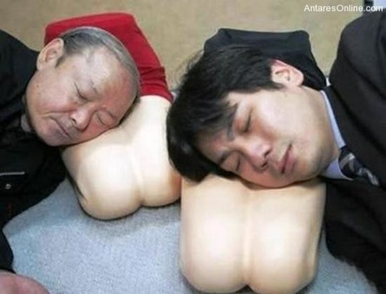 gambar-bantal-aneh-berbentuk-paha-wanita-555x423