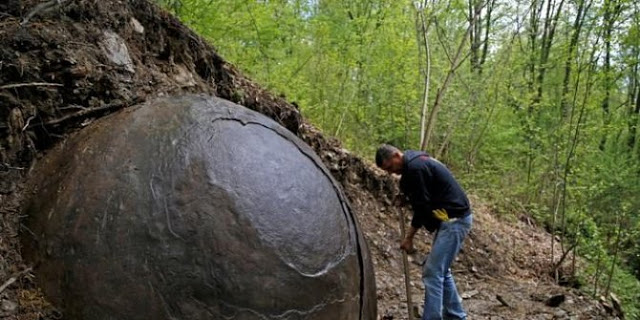 batu-bulat-di-hutan-bosnia