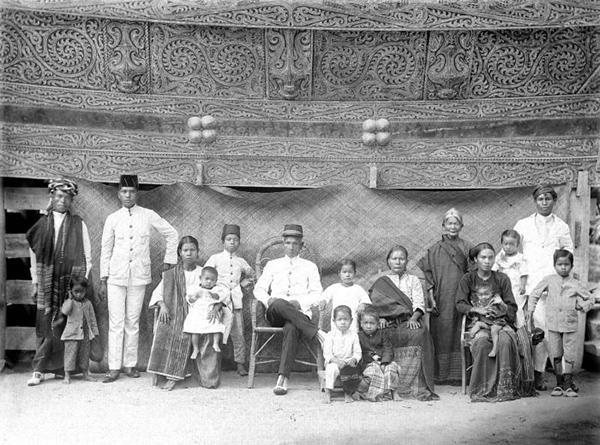 340084-old-photos-of-indonesian-people